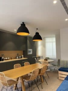 Reforma de cocina en Madrid con muebles de madera y diseño funcional