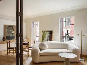 Reforma de salón en Madrid con mobiliario moderno, amplitud y luz natural