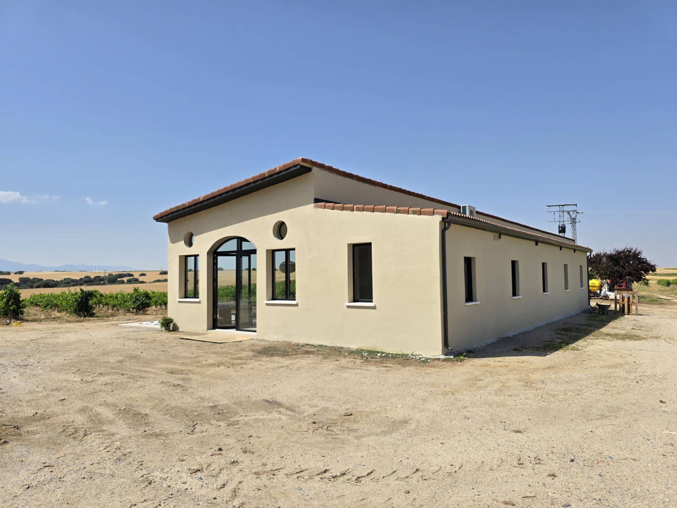 Fachada exterior de nave agrícola reformada para bodega y sala de catas