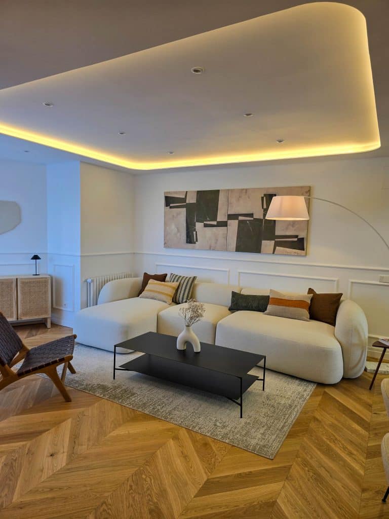 Salón moderno tras reforma integral en O'Donnell, Madrid