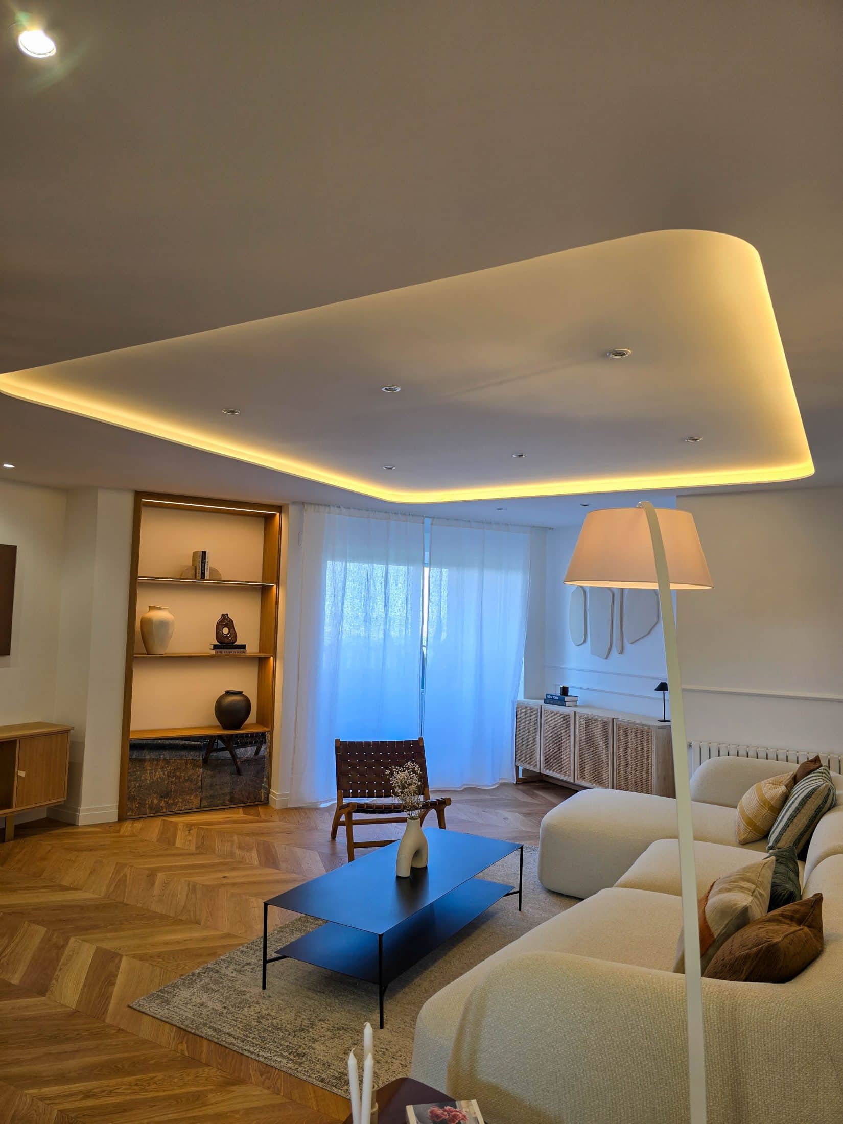 Salón moderno tras reforma integral en O'Donnell, Madrid